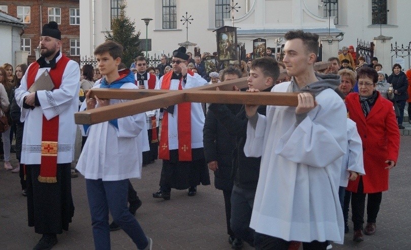 Wierni przeszli drogą krzyżową w Kazimierzy Wielkiej [ZDJĘCIA]