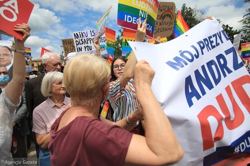 Poruszający list nastolatki, która była na wiecu Dudy: "Obrażali mnie, popychali. Dlaczego? Bo stałam z tęczowym plakatem?"