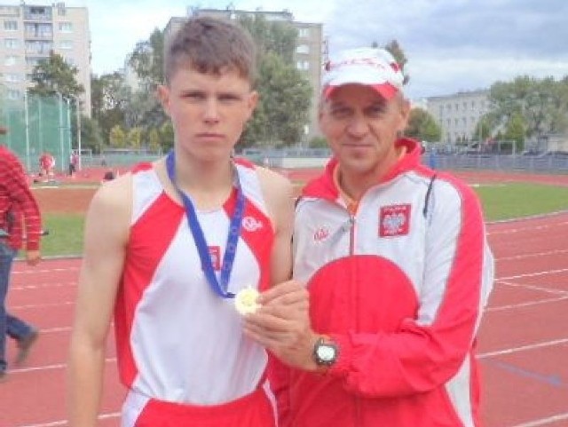 Mateusz Wróbel wywalczył złoty medal na Pucharze Europy Dzieci w Warszawie. Na zdjęciu ze swoim trenerem Zdzisławem Perepiczko.
