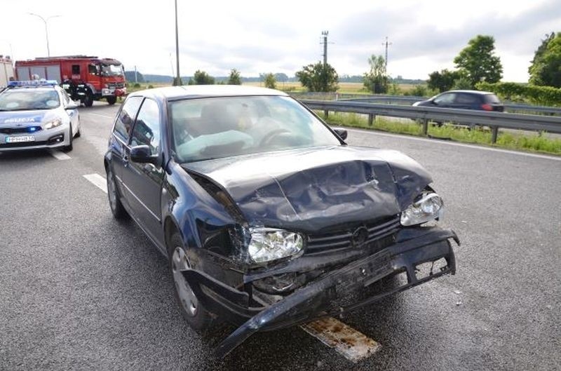 Pięć aut rozbitych na S8; spalone auto i pijany kierowca, który uderzył w drzewo! To wszystko 2.07.2020 w powiecie wyszkowskim