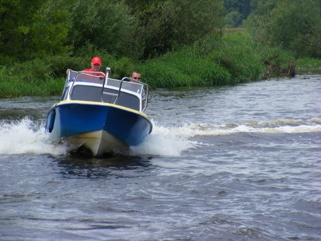 Ratownicy białobrzeskiego WOPR codziennie patrolują Pilicę na łodziach. Często także obserwują kąpieliska z brzegów rzeki. 