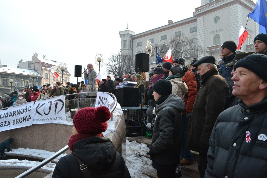 Manifestacja KOD w Bielsku-Białej. Mróz, demokracja, narodowcy i... poseł Pięta [ZDJĘCIA]