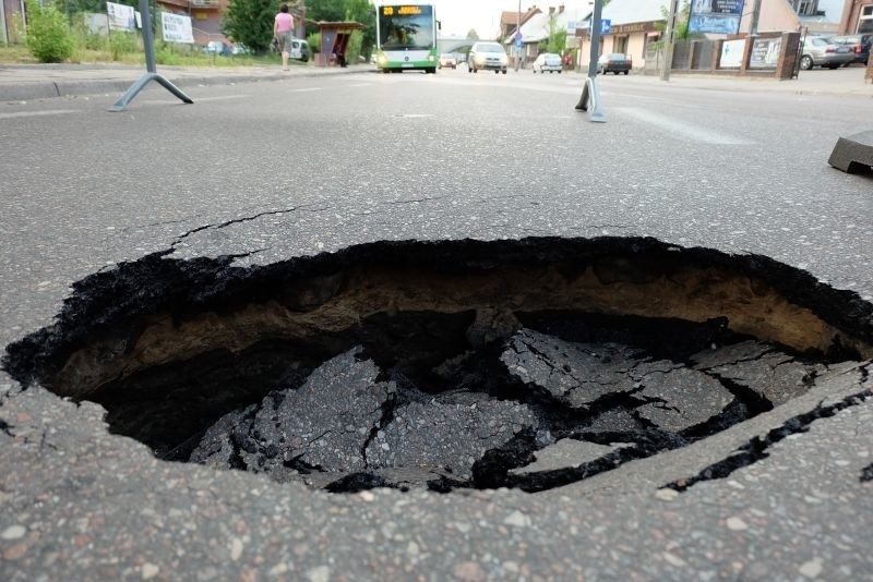 Ul. Jurowiecka. Uwaga kierowcy. Olbrzymia dziura (zdjęcia, wideo)