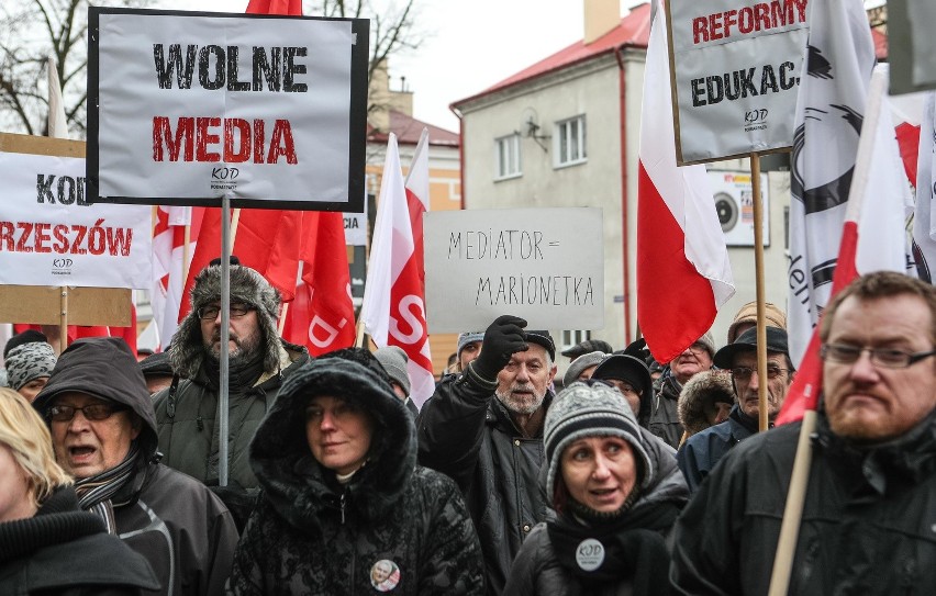 Pikietujący skandowali „obronimy demokrację oraz „nie ma...