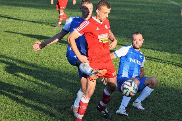 Wojciech Jamróz (w czerwonej koszulce) miał pecha w końcówce, że piłka trafiła go w rękę w polu karnym.