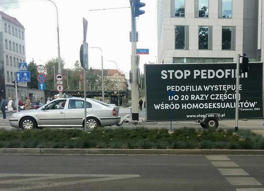 Homofobiczny billboard na kółkach. Jest zawiadomienie do prokuratury