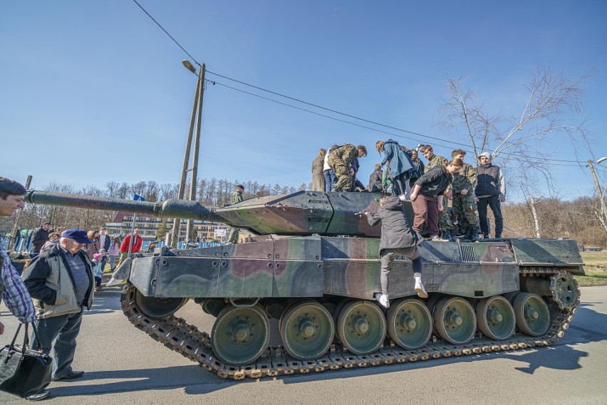 Czołg Leopard największą atrakcją Wojskowych Targów Służby i Pracy w Limanowej. Każdy chciał zrobić sobie przy nim zdjęcie