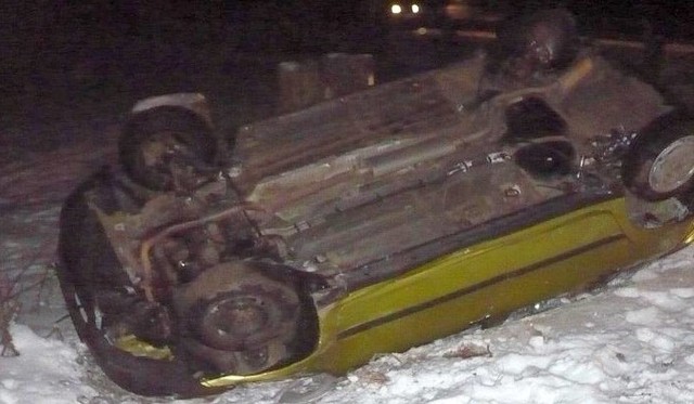 Dachowanie punto po opadach śniegu. Kierowca i pasażerka przeżyli, bo mieli zapięte pasy bezpieczeństwa. Zima 2011.