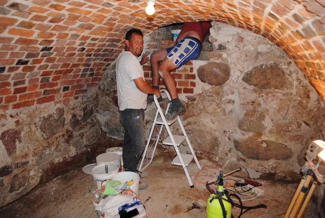 W Sanktuarium  Matki Bożej Królowej Krajny od czterech lat trwają prace konserwatorskie  ołtarza głównego. Pracują też archeolodzy. Odkryli m.in. fundamenty pierwotnego kościoła.  A to oznacza, że obecny kościół nie stoi na fundamentach dawnego. Archeolodzy odkryli też monety - m.in.  dukat, półgrosz jagielloński z roku 1520, sporo elementów ceramiki,  a także pierścień.. Zobacz koniecznie: Uważaj! Skuteczna egzekucja komornicza może pozostawić cię z niczym