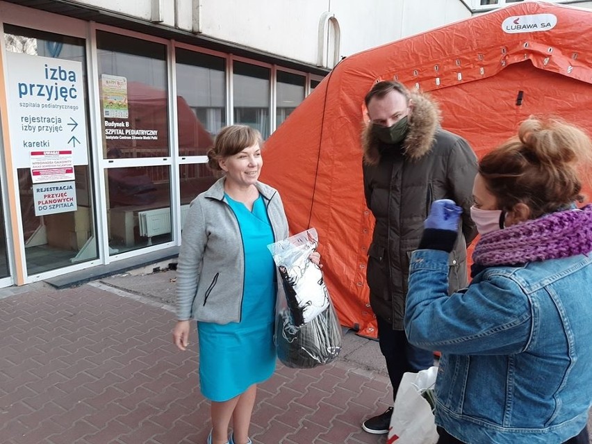 Mieszkańcy Pabianic uszyli maseczki dla Centrum Zdrowia Matki Polki