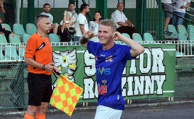 Cenne wyjazdowe zwycięstwo odniosła w trzeciej lidze Wisła Sandomierz. Wisłoka Dębica - Wisła Sandomierz 0:2 (0:0)Bramki: Tomasz Wojcinowicz 55, Bartosz Klockowski 89.Wisła: Pietrasik – Kuśmierczyk, Sudy, Wojcinowicz, Chorab – Zawiślak, Tyl ż, Kołoczek (72 Kmiotek ż), Siedlecki ż, Bełczowski ż (89 Klockowski) – Mażysz (62 Matuszewski ż).Cały mecz był pod naszą kontrolą. Graliśmy konsekwentnie – skwitował Jarosław Piątkowski, który wciąż utrzymuje się w wysokiej formie.Wisła nie pozwalała gospodarzom na wiele. Zaimponowała organizacją w grze defensywnej, utrzymywała się przy piłce. Po strzeleniu pierwszej bramki kontrowała Wisłokę i po jednej z kontr przypieczętowała wynik na 0:2.Bezbramkowy remis do przerwy jest idealnym odzwierciedleniem tego, co działo się w pierwszej połowie. Kilka razy było wprawdzie trochę gorąco pod jedną czy drugą bramką, ale klarownej okazji do zdobycia gola żadna drużyna nie stworzyła.Tuż po przerwie z prawej strony w pole karne gości wpadł Dawid Sojda, ale jego strzał wylądował na bocznej siatce. Goście nie zwlekali z ripostą. W następnej minucie tylko świetna interwencja Kamila Dybskiego, który odbił strzał Krzysztofa Zawiślaka, uchroniła miejscowych przed stratą. Zawiślak próbował też w 52 min., ale tym razem uderzył lekko po ziemi i bramkarz Wisłoki nie miał problemu ze złapaniem piłki - relacjonował portal nowiny24.pl.Nie minęło wiele czasu, a do dośrodkowania z rzutu wolnego najwyżej wyskoczył Tomasz Wojcinowicz i pokonał Dybskiego. Po kilku minutach sandomierzanie wyszli z kontrą, Dariusz Partyka tuż przed polem karnym nieprzepisowo zatrzymał zawodnika gości i sędzia musiał wyrzucić go z boiska. Mimo gry w dziesięciu biało-zieloni nie rezygnowali. Ich nadzieje zabił dopiero rezerwowy Bartosz Klockowski, który zaraz po wejściu na boisko wygrał pojedynek z Dybskim.Galeria zdjęć na kolejnych slajdach.(dor)