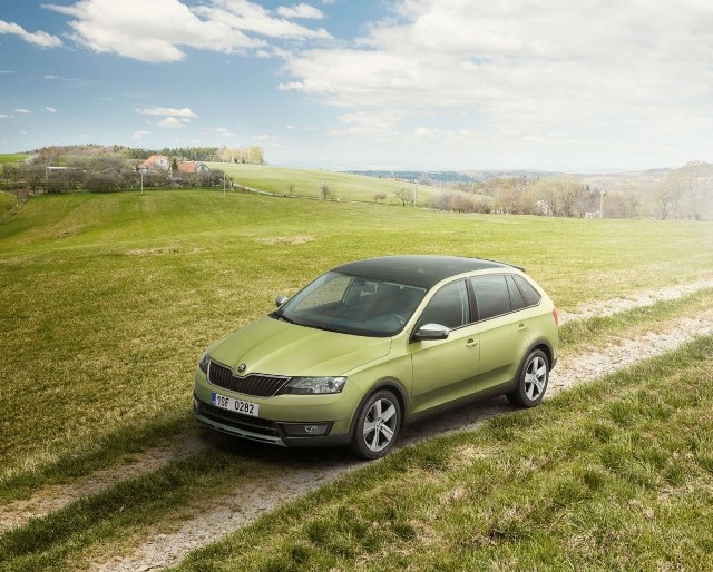 Skoda Rapid Spaceback debiutuje z pakietem akcesoriów ScoutLine. Główne cechy tego modelu to offroadowy wygląd, charakterystyczne osłony karoserii, 16- lub 17-calowe koła i kilka dodatków stylistycznych / Fot. Skoda