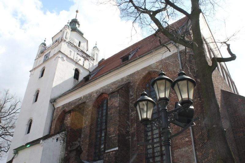 Stojący tuż obok Rynku ewangelicki kościół należy obok zamku...