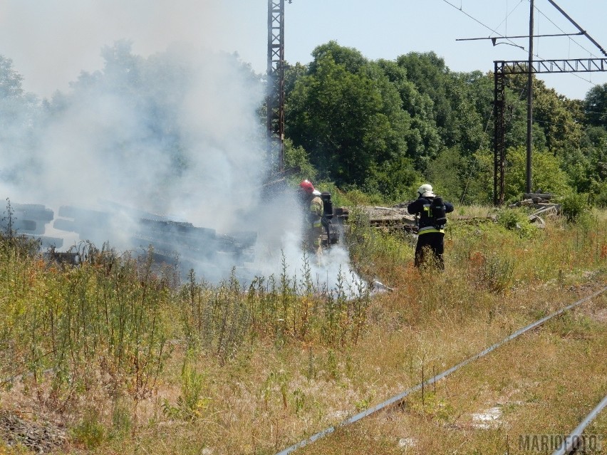 Sterta podkładów kolejowych paliła się w Opolu.
