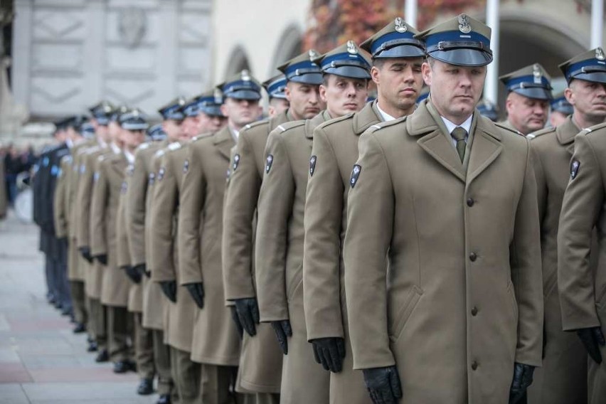 Prezydent Andrzej Duda wręczył sztandar wojskowy 3. Regionalnej Bazie Logistycznej w Krakowie [ZDJĘCIA]