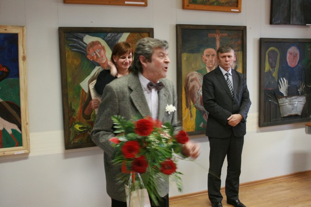 Otwarcie wystawy Michała Kokota w Gminnym Ośrodku Kultury w Obrowie. Michał Kokot po prawej, z lewej wójt Andrzej Wieczyński