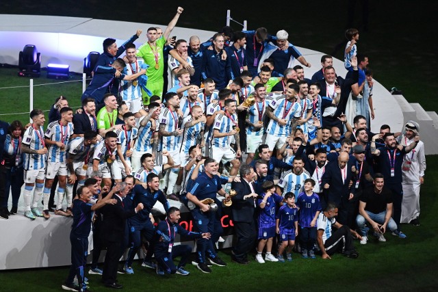 Reprezentacja Argentyny celebrująca zdobycie Pucharu Świata na mundialu 2022 w Katarze