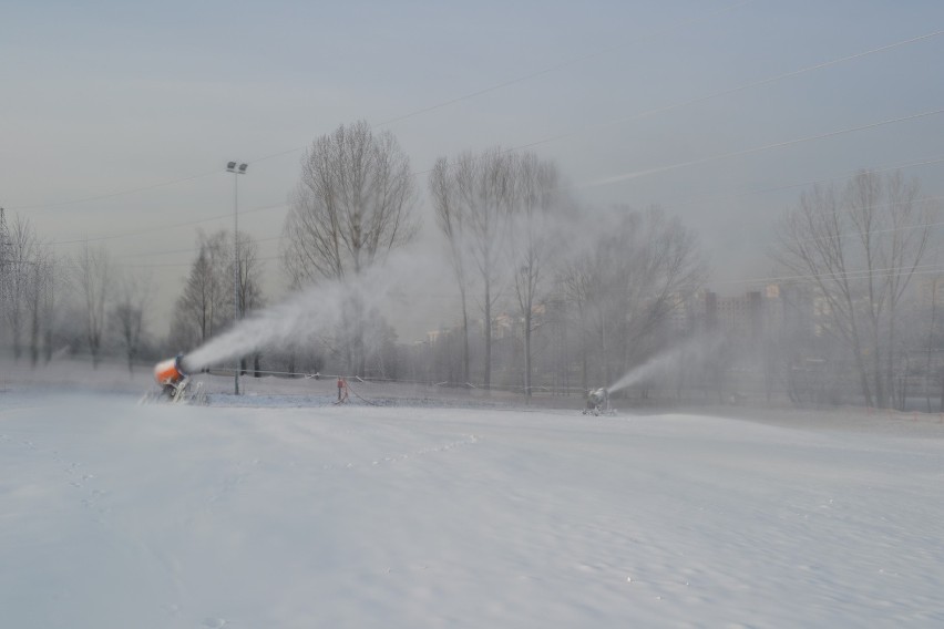 Na  stoku pracuje pięć armatek śnieżnych