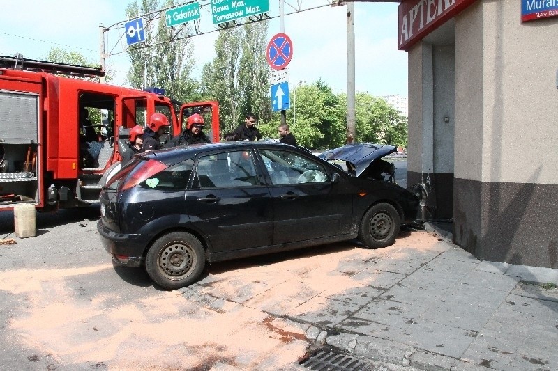 Wypadek na ul. Zgierskiej. Samochód uderzył w aptekę, sprawca zbiegł