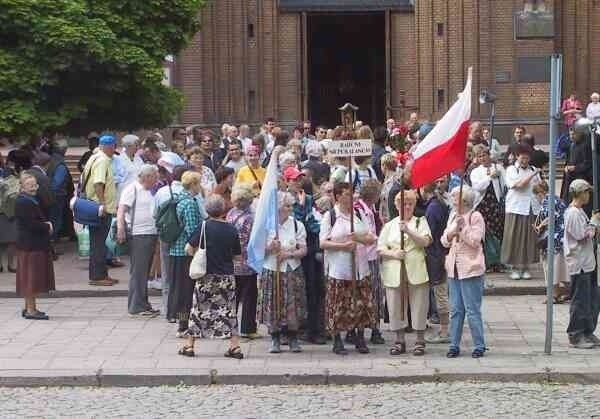 W pielgrzymce bierze udział nie tylko młodzież.