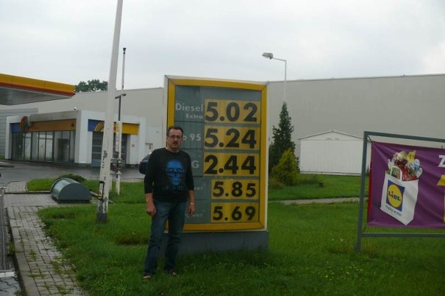 Pan Dariusz jest zaniepokojony wzrostem cen paliw. Ma jednak nadzieję, że niedługo sytuacja zmieni się na lepsze. Fot. Bartosz Oszczepalski