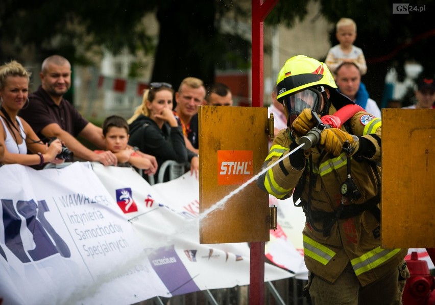 Firefighter Challenge 2018 w Szczecinie. Strażacy rywalizują ze sobą w pełnym rynsztunku bojowym [ZDJĘCIA, WIDEO]