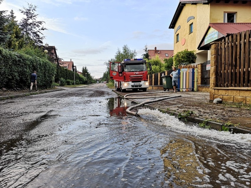 Burze i intensywne opady nad Pomorzem. IMGW: Największe sumy opadów zanotowano w Czarnej Wodzie. Są ostrzeżenia na niedzielę