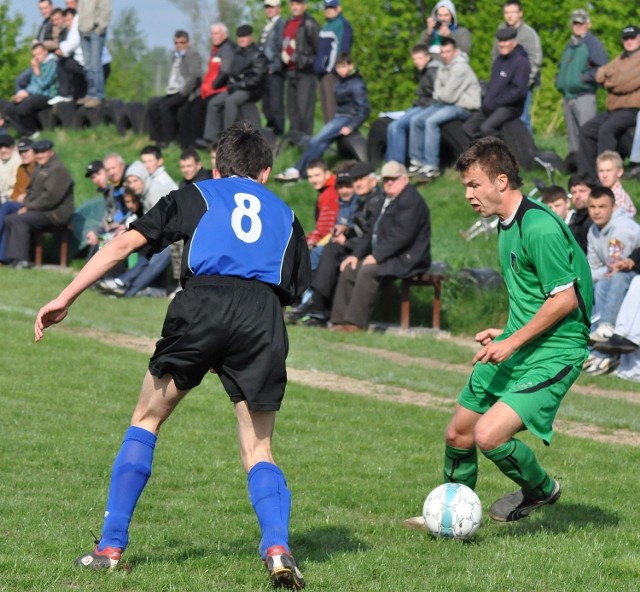W Chmielowie piłkarze z Jadachów (zielone koszulki) pokonali rywali z Kopci odnosząc piąte zwycięstwo z rzędu. 