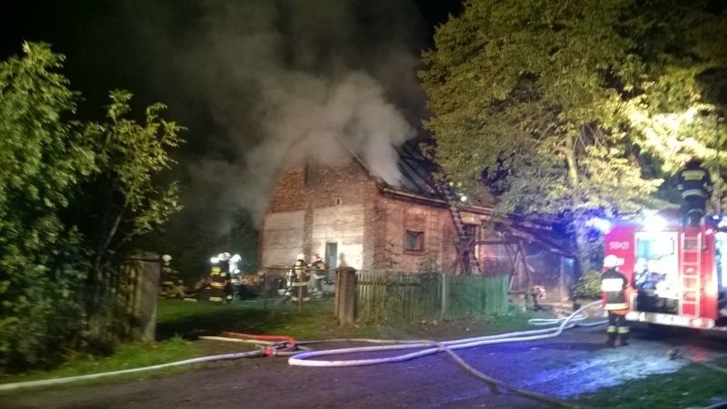 W Porębie Wielkiej w ogniu stanął dom jednorodzinny. Rodzina straciła dach nad głową