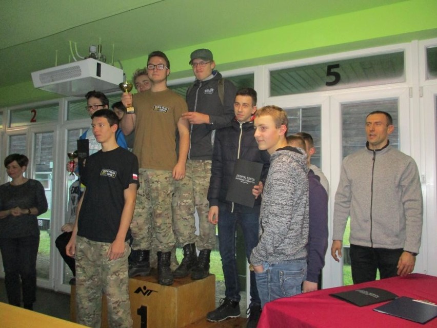 Celne strzały gimnazjalistów na strzelnicy Klubu Strzeleckiego „Gryf Słupski” 