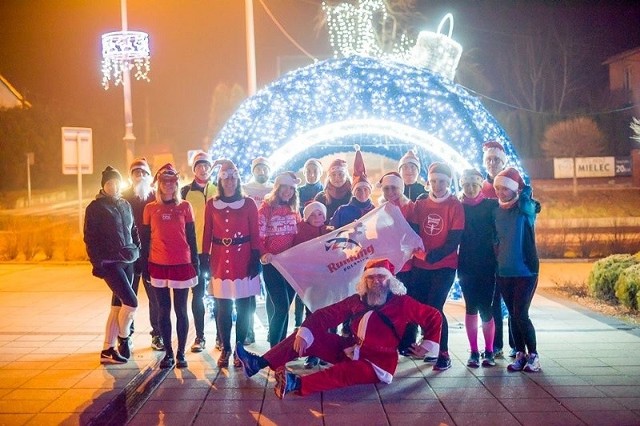 Grupa miłośników biegania na sportowo obchodziła tegoroczne Mikołajki w Połańcu. Wieczorem 6 grudnia grupa Running Połaniec zorganizowała Połaniecki Bieg Mikołajkowy. Uczestnicy wzięli ze sobą czerwone czapki, niektóre panie strój Mikołajek, był też najprawdziwszy święty Mikołaj z długą siwą brodą - wcielił się w niego Mariusz Kowalik. Trasa prowadziła obok świątecznych iluminacji w Połańcu, a także miejsca, gdzie sprzedawane są choinki. Nagrodą za ukończenie biegu były piernikowe medale. Zobacz zdjęcia na kolejnych slajdach. [B]POLECAMY RÓWNIEŻ:[/B] Na te psy musisz mieć pozwolenie urzędnika! To groźne zwierzęta!ZOBACZ TAKŻE: FLESZ SMOG SKRACA ŻYCIEŹródło:vivi24