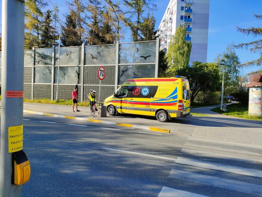 Potrącenie przez rowerzystę na ul. Powstańców Warszawy w Rzeszowie. Ranna piesza trafiła do szpitala