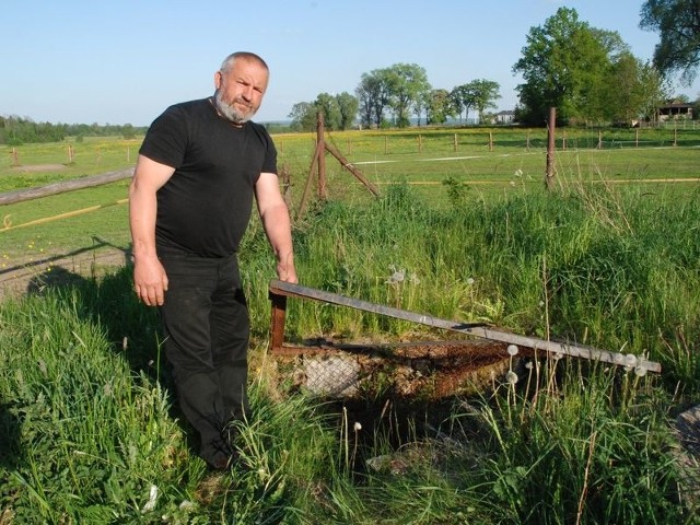 Zbigniew Kędzior uważa, że gmina powinna uporządkować i zabezpieczyć niepotrzebne już studzienki kanalizacyjne na jego działce.