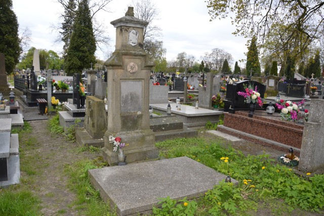 Zniszczony nagrobek z piaskowca z XIX wieku na grobie Andrzeja Czernieckiego na ccmentarzu parialnym będzie poddany odnowie.