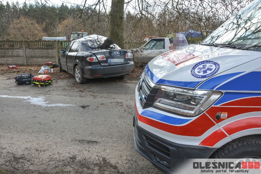 Groźny wypadek pod Oleśnicą. Kierowca nieprzytomny (ZDJĘCIA)