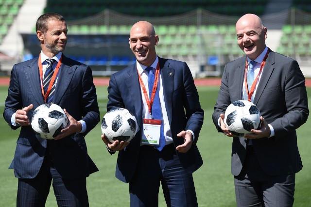 Prezes RFEF Luis Rubiales (w środku) w towarzystwie prezydentów UEFA Aleksandra Čeferina (z lewej) i FIFA Gianniego Infantino