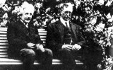 Albert Einstein i Izaak Newton będą mogli wygłaszać wykłady uniwersyteckie. Jak to możliwe?