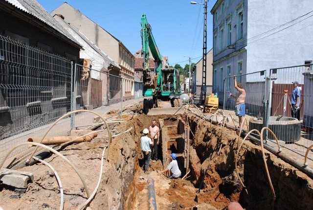 Prace na ul. Łokietka w Koronowie prowadzi firma Wimar. Za unijne pieniądze zakładana jest tu kanalizacja deszczowa.