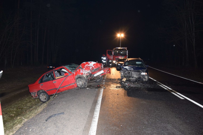 Policjanci pracowali na miejscu zdarzenia na trasie Ełk-Nowa...