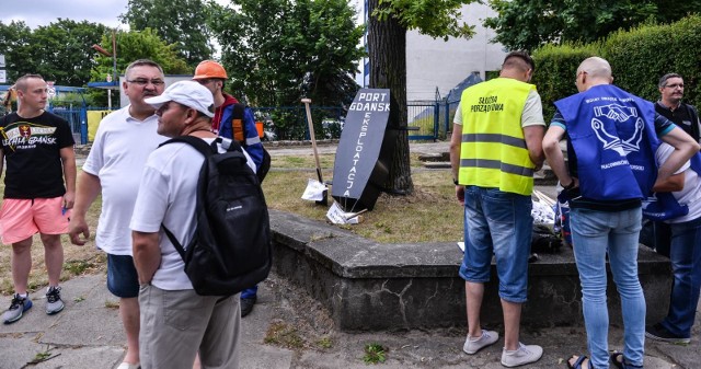 Napięta sytuacja w spółce Port Gdański Eksploatacje. Ponad 100 osób wzięło udział w pikiecie pod siedzibą Zarządu