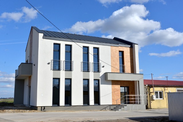 W tym budynku w Baćkowicach będzie mieścił się oddział PKS Ostrowiec, jednej z firm chcących uruchomić połączenia w powiecie.  