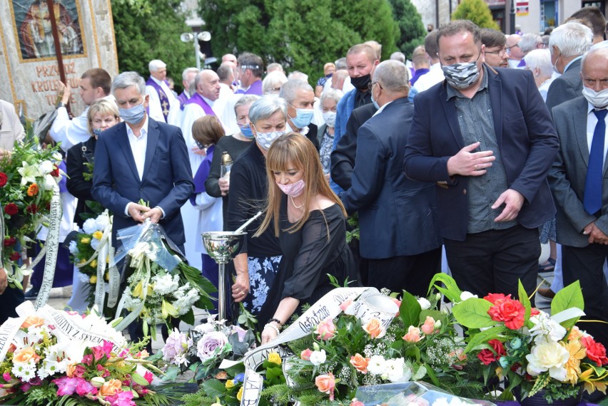 Tłumy pożegnały w Koźlu ks. dr Alfonsa Schuberta. Ciało duchownego złożono do grobu przy kościele pw. św. Zygmunta i św. Jadwigi Śląskiej