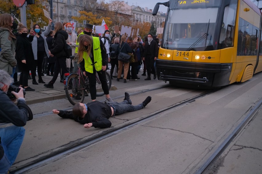 Strajk Kobiet 2020: Blokady ulic, Warszawa sparaliżowana. Kolejny protest przeciwko zakazowi aborcji. Zdjęcia, mapa utrudnień na żywo