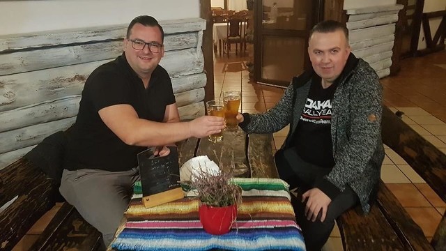 Konrad Kronig i Mariusz Bodo po wyborach na piwie w Myśliwskiej.