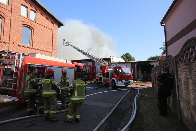 W akcji ugaszania pożaru w Chorzowie uczestniczyły 44 strażaków, w tym 17 zastępów PSP. Zobacz kolejne zdjęcia. Przesuwaj zdjęcia w prawo - naciśnij strzałkę lub przycisk NASTĘPNE