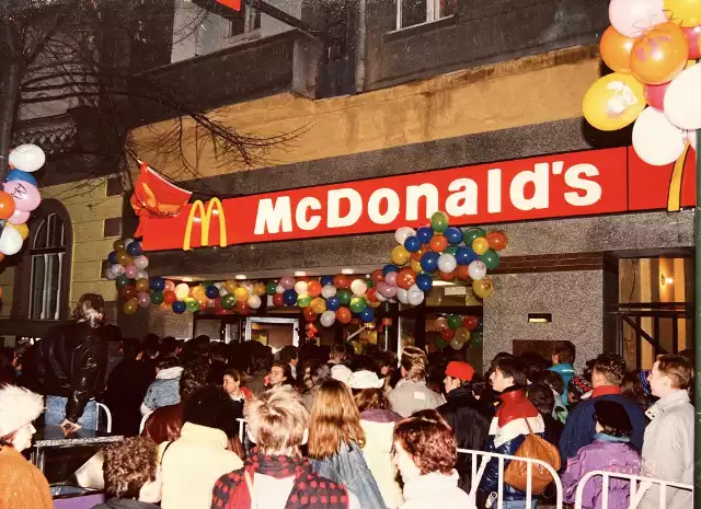 Takie tłumy zobaczyć można było w Katowicach podczas otwarcia pierwszej restauracji McDonald's na ul. Stawowej. Do tej pory jest to jedna z najczęściej odwiedzanych restauracji fast foodowych w mieście.