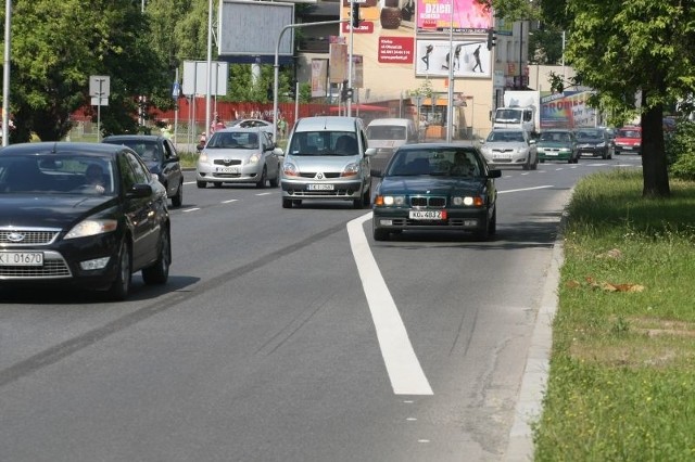 Kierowcy są zdziwieni nową organizacją ruchu na ulicy Sandomierskiej w Kielcach.