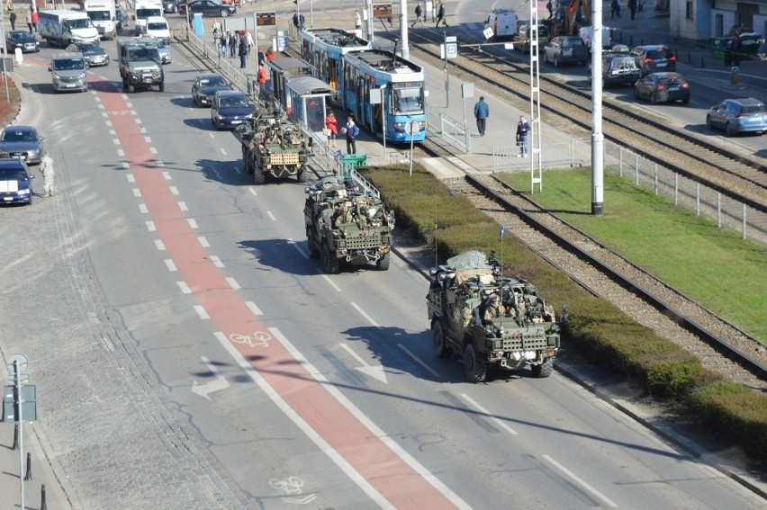 Przejazd kolumny wojsk NATO przez Wrocław