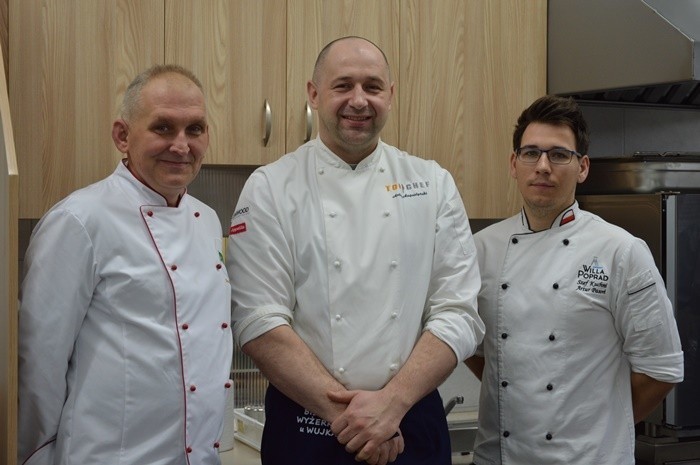 Nowy Sącz. Artur Augustyński z Top Chef oceniał świąteczne słodkości przygotowane przez uczniów [ZDJĘCIA]