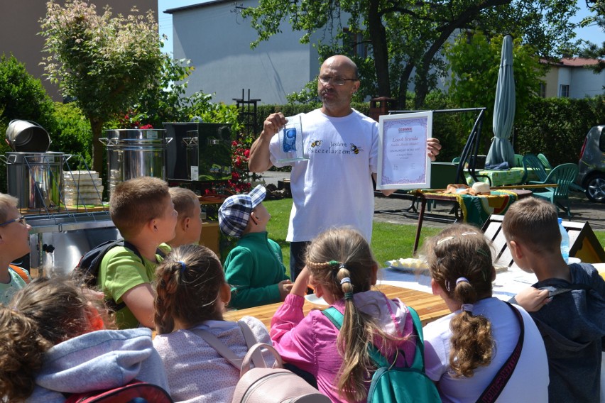 Z wizytą w pasiece w Żorach. ZDJĘCIA Laureat plebiscytu DZ pokazał dzieciom życie pszczół 